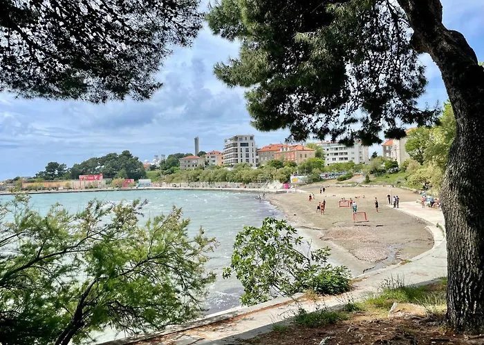 “jelin Dvor” 3+2, Bacvice, Split