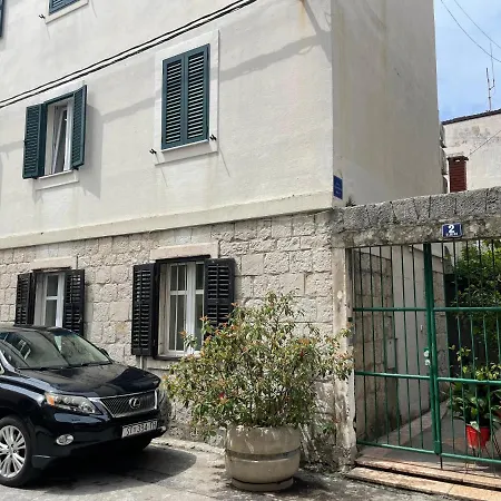 Apartament “jelin Dvor” 3+2, Bacvice,